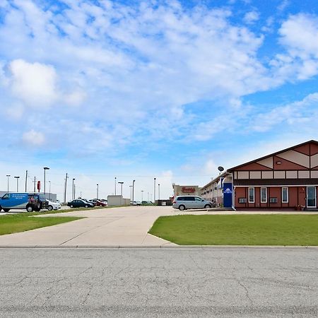 Executive Inn McPherson Exterior photo