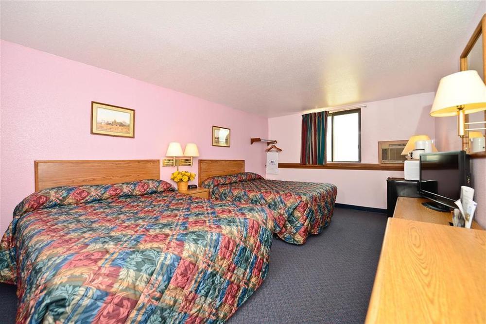 Executive Inn McPherson Room photo