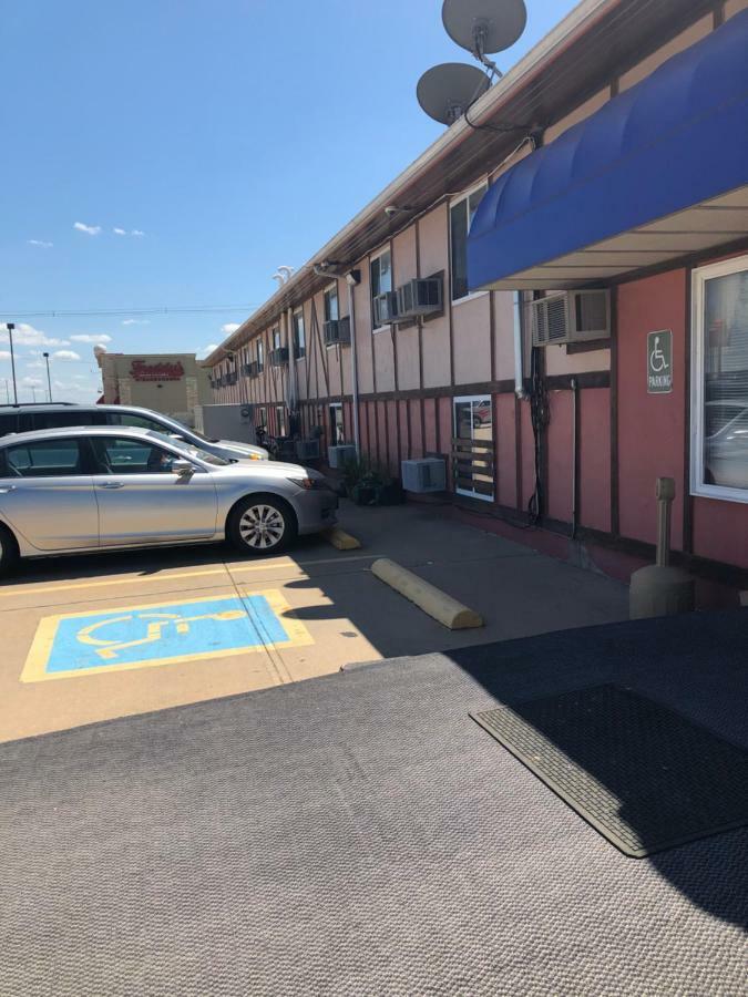 Executive Inn McPherson Exterior photo