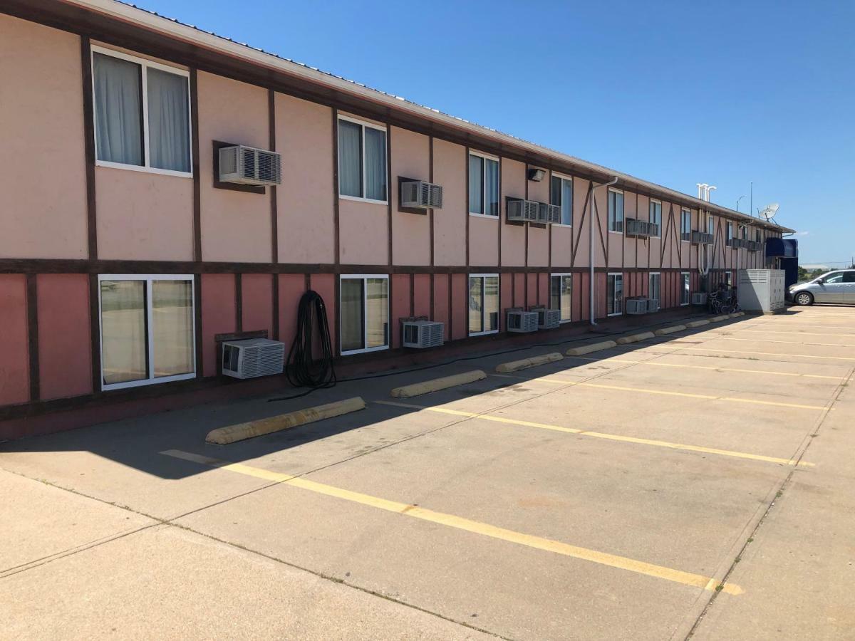 Executive Inn McPherson Exterior photo